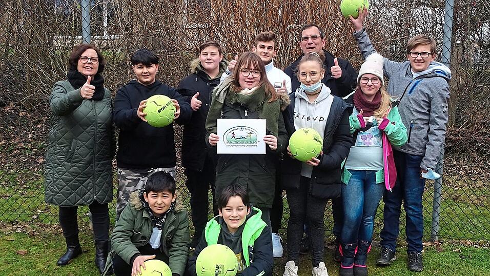 Schulleiterin Sabine Obermeier, der Fachberater f&uuml;r Sport Gerald Frank und die Klassensprecher der vierten bis neunten Klasse freuten sich &uuml;ber die Unters&uuml;tzung aus der Region.