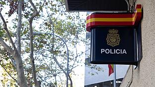 Spanische Polizisten haben auf Mallorca einen jungen Deutschen festgenommen, der in ein Hotelzimmer eingedrungen und dort einer wildfremden Frau ans Bein gefasst hat. Der Vorwurf lautet auf sexuelle Belästigung.