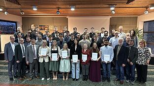 Die hervorragenden Abschlusssch&uuml;ler und Staatspreistr&auml;ger der Berufsschule mit den Ehreng&auml;sten