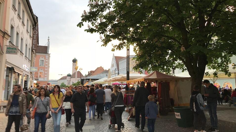 Der Straubinger Stadtplatz wird am Wochenende ganz in mittelalterliches Flair getaucht. Die schönsten Schnappschüsse haben wir für Sie zusammengestellt. Der Straubinger Stadtplatz wird am Wochenende ganz in mittelalterliches Flair getaucht. Die schönsten Schnappschüsse haben wir für Sie zusammengestellt.