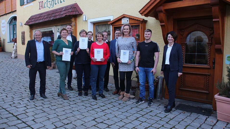 Freuten sich mit ihren Mitarbeiterinnen: Karl-Heinz, Christian und Benjamin St&ouml;berl sowie Kreishandwerksmeister Georg Braun, der Obermeister der Metzgerinnung, Bernhard Ruhland, Ehrenkreishandwerksmeister Theo Pregler sowie Kreisgesch&auml;ftsf&uuml;hrerin Rosmarie Tragl-Kraus.