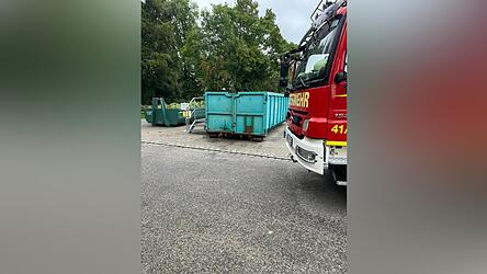Mit einem Tankfahrzeug rückte zu Feuerwehr Sünching am Mittwoch zum Grüngutcontainer aus.
