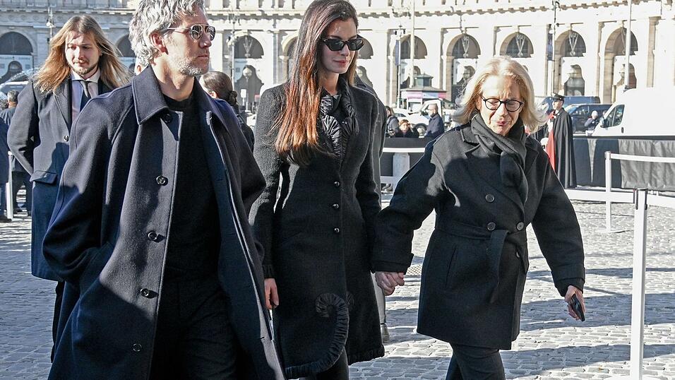 Prominente wie Anne Hathaway trauern um Valentino.