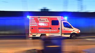 Sanitäter reanimieren den Motorradfahrer und bringen ihn in eine Klinik. (Symbolbild) Sanitäter reanimieren den Motorradfahrer und bringen ihn in eine Klinik. (Symbolbild)