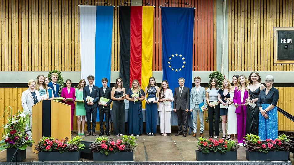 Die Absolventen bis Note 1,5 wurden von Schulleiterin Dr. Eva Huller (l.) und den Ehreng&auml;sten f&uuml;r ihre tollen Ergebnisse in besonderem Ma&szlig; begl&uuml;ckw&uuml;nscht.