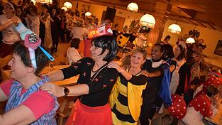 Mit aufwendigen Kostümen zog die Polonaise durch den Saal. Mit aufwendigen Kostümen zog die Polonaise durch den Saal.