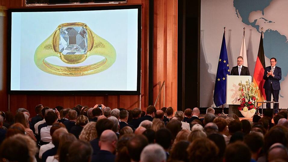 Ein wertvolle Ring, geraubt im Zweiten Weltkrieg, kehrte nach Polen zurück. Ein wertvolle Ring, geraubt im Zweiten Weltkrieg, kehrte nach Polen zurück.