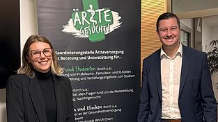 Werben um medizinischen Zuwachs für den Landkreis Cham: Eva Liedtke, Geschäftsstellenleiterin der Gesundheitsregion plus, und Landrat Christian Schindler. Werben um medizinischen Zuwachs für den Landkreis Cham: Eva Liedtke, Geschäftsstellenleiterin der Gesundheitsregion plus, und Landrat Christian Schindler.