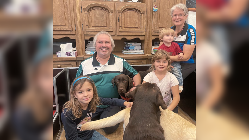 Alex und Daniela von Krempelhuber mit den Zwillingen Elisabeth und Katharina und Sohn Sebastian. Auch im Bild: die Hündinnen Queenie, Dixi und Blue. Alex und Daniela von Krempelhuber mit den Zwillingen Elisabeth und Katharina und Sohn Sebastian. Auch im Bild: die Hündinnen Queenie, Dixi und Blue.