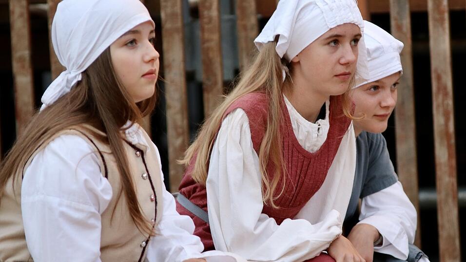 Eindr&uuml;cke von der Gruppe 'blau', die am Freitagabend die Drachenstich-Premiere gespielt hat.