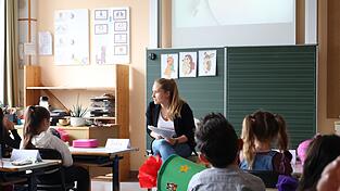 Die Kinder hören gespannt zu, während Melissa Stubenvoll die Geschichte über Leo Löwe vorliest.