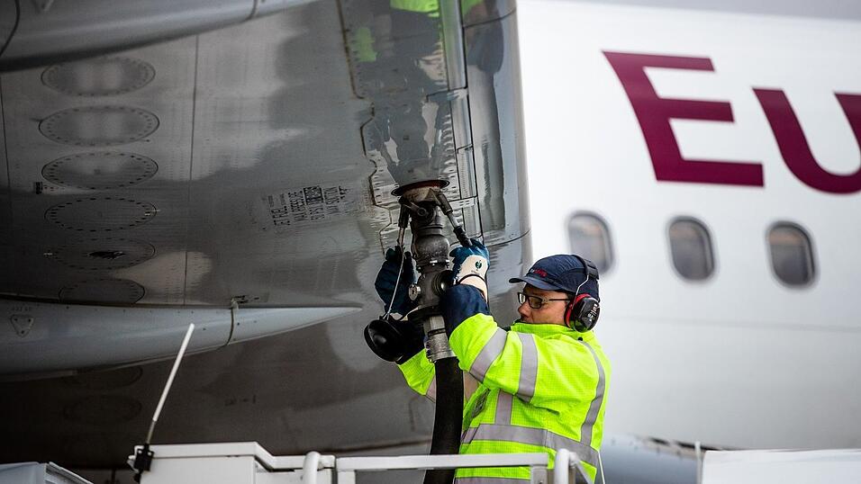 Das Luftfahrtbundesamt soll k&uuml;nftig &uuml;berwachen, dass dem Flugbenzin ausreichend nachhaltige Kraftstoffe beigemischt werden.