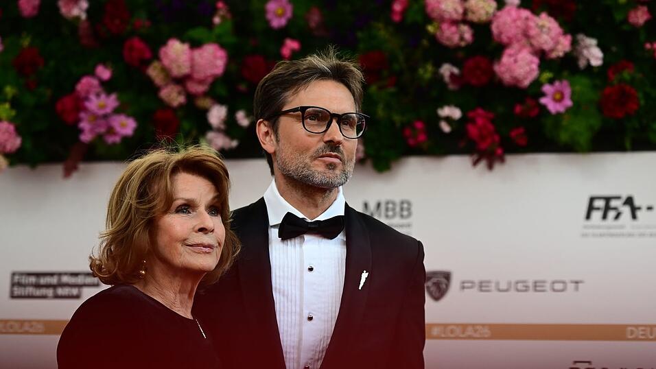 Senta Berger und Sohn Simon Verhoeven zusammen auf dem roten Teppich. Senta Berger und Sohn Simon Verhoeven zusammen auf dem roten Teppich.