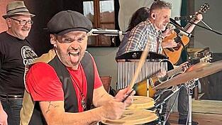 Hatten sichtlich auch viel Spaß bei der Acoustic Night: Nigel Connell (im Vordergrund) und Johnny Brady (im Hintergrund); links Gastmusiker Gerhard Aichner. Hatten sichtlich auch viel Spaß bei der Acoustic Night: Nigel Connell (im Vordergrund) und Johnny Brady (im Hintergrund); links Gastmusiker Gerhard Aichner.