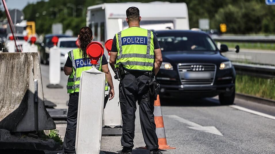 Seit fast zwei Jahren gibt es auf Anweisung der Bundesregierung trotz des Schengen-Vertrags wieder stationäre Grenzkontrollen, so wie hier an der A3 bei Elten an der Grenze zu den Niederlanden. (Symbolbild) Seit fast zwei Jahren gibt es auf Anweisung der Bundesregierung trotz des Schengen-Vertrags wieder stationäre Grenzkontrollen, so wie hier an der A3 bei Elten an der Grenze zu den Niederlanden. (Symbolbild)