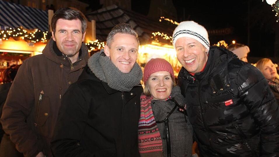 Die Perchtengruppe 'Frisinger Fratz'n' trat am Mittwochabend auf dem Landshuter Christkindlmarkt auf. Die Perchtengruppe 'Frisinger Fratz'n' trat am Mittwochabend auf dem Landshuter Christkindlmarkt auf.