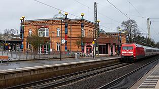 Warum die Oberleitung in Uelzen kaputt gegangen ist, war zunächst unklar. Ein umgefallener Baum soll es nicht gewesen sein, sagte eine Bahnsprecherin.