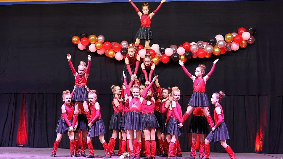 Auch die jüngsten Teilnehmer, die VivaMinis, sparten nicht an Hebefiguren und Choreografien. Auch die jüngsten Teilnehmer, die VivaMinis, sparten nicht an Hebefiguren und Choreografien.