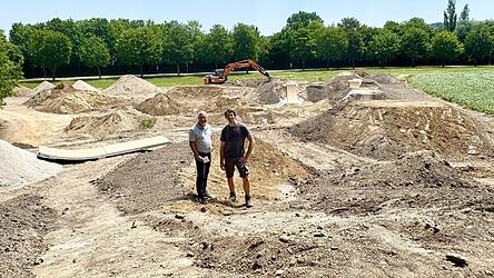 B&uuml;rgermeister Stefan Scheibenzuber (li.) und Simon Moratz besichtigen den Bauplatz f&uuml;r die neue Bikeparkanlage.