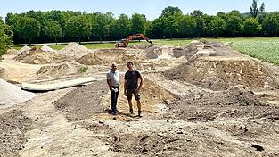 B&uuml;rgermeister Stefan Scheibenzuber (li.) und Simon Moratz besichtigen den Bauplatz f&uuml;r die neue Bikeparkanlage.