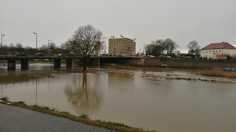 Die Flutmulde ist gesperrt, weil die Pfettrach &uuml;ber die Ufer getreten ist.