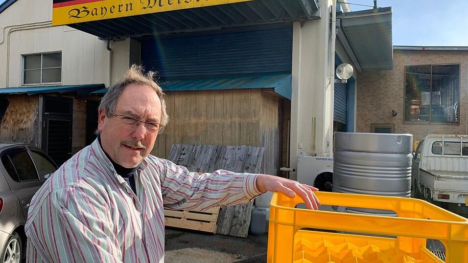 Der deutsche Braumeister Stephan Rager aus dem bayerischen Bad Wiessee braut am Weltkulturerbe Fuji, Japans Heiligem Berg, Bier strikt nach deutschem, genauer gesagt: bayerischem Reinheitsgebot. Der deutsche Braumeister Stephan Rager aus dem bayerischen Bad Wiessee braut am Weltkulturerbe Fuji, Japans Heiligem Berg, Bier strikt nach deutschem, genauer gesagt: bayerischem Reinheitsgebot.