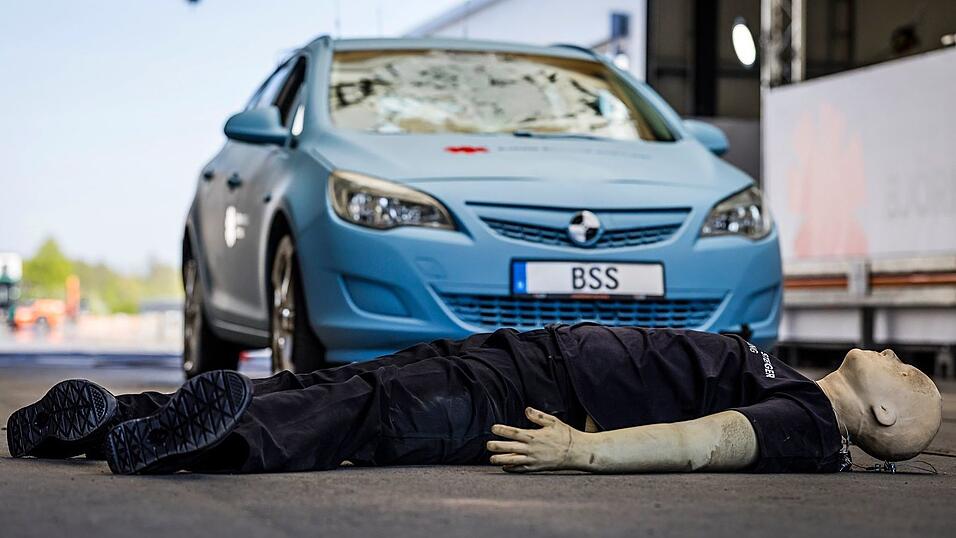 Ein Mensch hätte keine Chance gehabt: Das Crashtest-Auto hatte ihn mit 40 Stundenkilometern ungebremst erfasst. Ein Mensch hätte keine Chance gehabt: Das Crashtest-Auto hatte ihn mit 40 Stundenkilometern ungebremst erfasst.