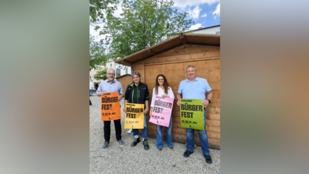 Das Bürgerfest werde von vielen Machern und Entscheidern gemeistert, so Bürgermeister Hans Greil (l.). Er freut sich mit Bauhofleiter Ludwig Bielmeier, Tourismus-Chefin Monika Häuslmeier und Florian Voitl vom Ordnungsamt auf das „Fest des Jahres“. Das Bürgerfest werde von vielen Machern und Entscheidern gemeistert, so Bürgermeister Hans Greil (l.). Er freut sich mit Bauhofleiter Ludwig Bielmeier, Tourismus-Chefin Monika Häuslmeier und Florian Voitl vom Ordnungsamt auf das „Fest des Jahres“.