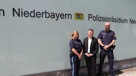 Wir sprachen mit den Polizeioberkommissaren Britta Bachinger und Andreas Gottinger (r.) sowie Kriminalhauptkommissar Günther Tomaschko, einer der Pressesprecher des Polizeipräsidiums Niederbayern.