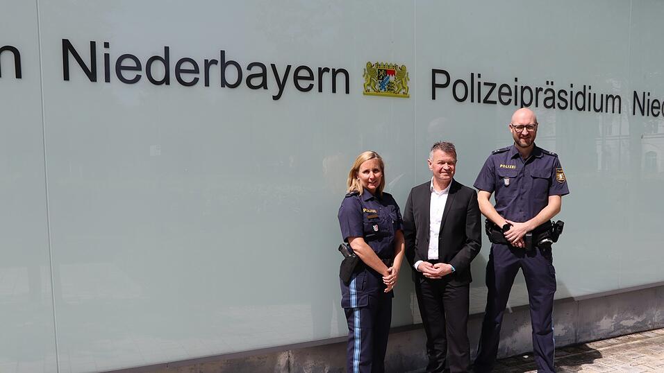 Wir sprachen mit den Polizeioberkommissaren Britta Bachinger und Andreas Gottinger (r.) sowie Kriminalhauptkommissar Günther Tomaschko, einer der Pressesprecher des Polizeipräsidiums Niederbayern. Wir sprachen mit den Polizeioberkommissaren Britta Bachinger und Andreas Gottinger (r.) sowie Kriminalhauptkommissar Günther Tomaschko, einer der Pressesprecher des Polizeipräsidiums Niederbayern.