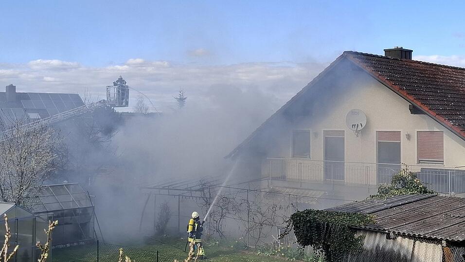 Die Feuerwehr ist hier im Einsatz. 