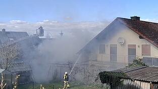 Die Feuerwehr ist hier im Einsatz. Die Feuerwehr ist hier im Einsatz.