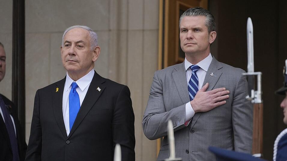 US-Verteidigungsminister Pete Hegseth (r) mit Israels Ministerpräsidenten Benjamin Netanjahu bei einem früheren Treffen. (Archivbild) US-Verteidigungsminister Pete Hegseth (r) mit Israels Ministerpräsidenten Benjamin Netanjahu bei einem früheren Treffen. (Archivbild)