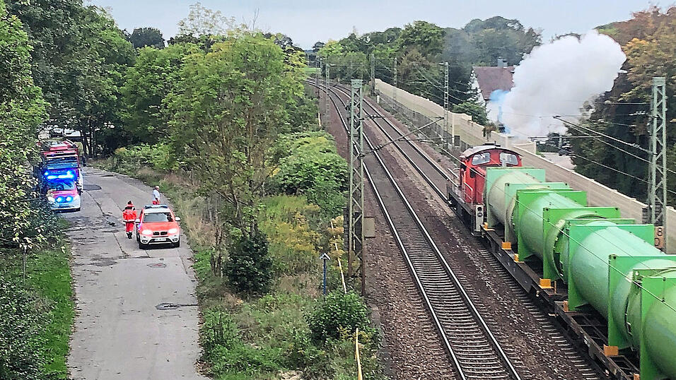 Der Motorschaden einer Diesellok sorgte am Donnerstag für eine gesperrte Bahnstrecke Regensburg - Plattling. Der Motorschaden einer Diesellok sorgte am Donnerstag für eine gesperrte Bahnstrecke Regensburg - Plattling.
