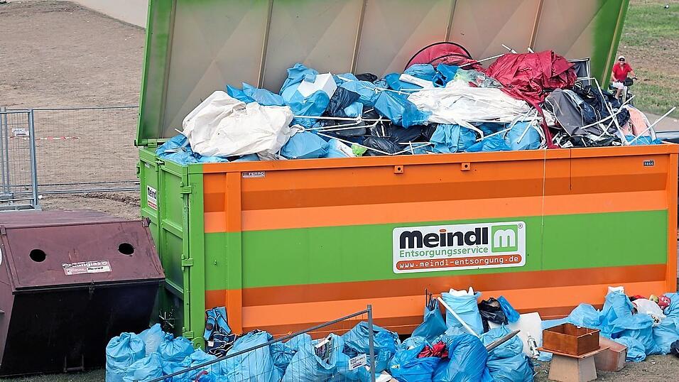 Ein Teil der Hinterlassenschaften der Campinggemeinde füllte einen großen Sperrmüllcontainer. Die Menge an Müll ist ein Problem für die Veranstalter. Ein Teil der Hinterlassenschaften der Campinggemeinde füllte einen großen Sperrmüllcontainer. Die Menge an Müll ist ein Problem für die Veranstalter.