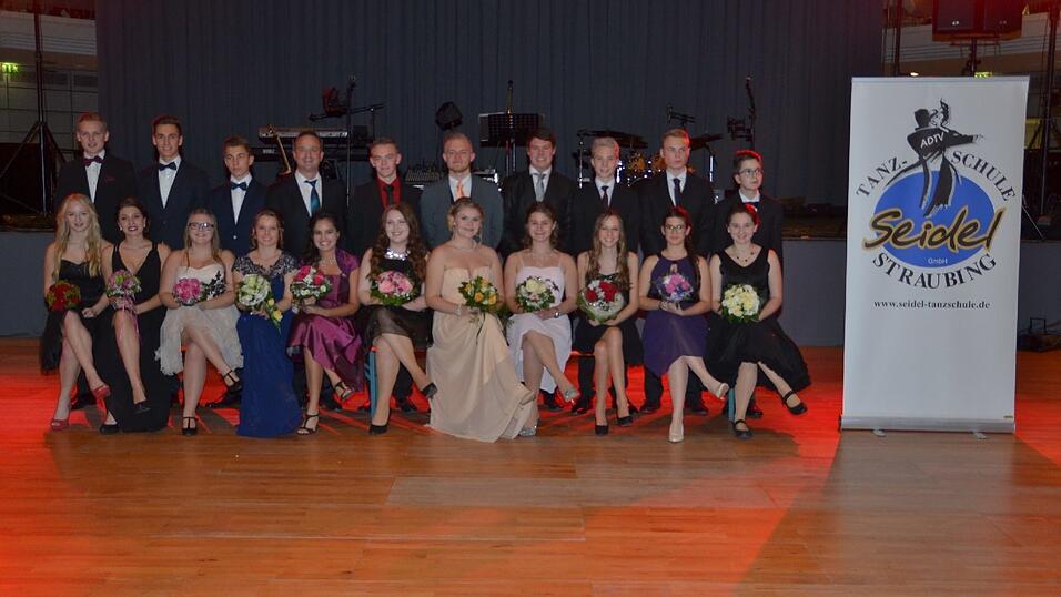 Die Bilder vom Abschlussball der Tanzschule Seidel in der Fraunhofer-Halle am 28. November. Die Bilder vom Abschlussball der Tanzschule Seidel in der Fraunhofer-Halle am 28. November.