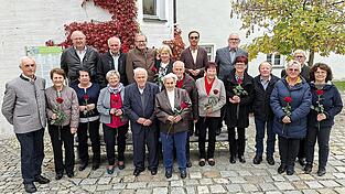 Pfarrer Augustinus Kozdra (hintere Reihe, 2.v.r.) gratulierte den Jubelpaaren, die goldene Hochzeit feiern. Pfarrer Augustinus Kozdra (hintere Reihe, 2.v.r.) gratulierte den Jubelpaaren, die goldene Hochzeit feiern.