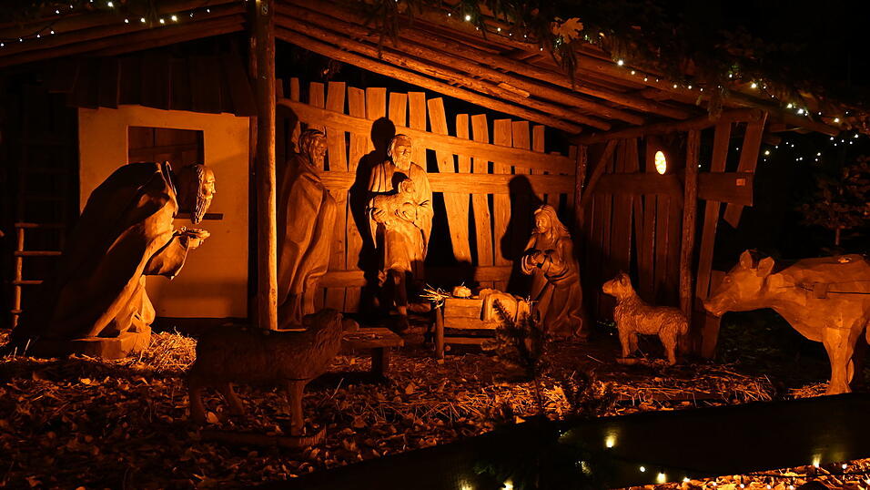 In Regensburg wurde am Freitagabend der Romantische Weihnachtsmarkt auf Schloss Thurn und Taxis eröffnet. In Regensburg wurde am Freitagabend der Romantische Weihnachtsmarkt auf Schloss Thurn und Taxis eröffnet.