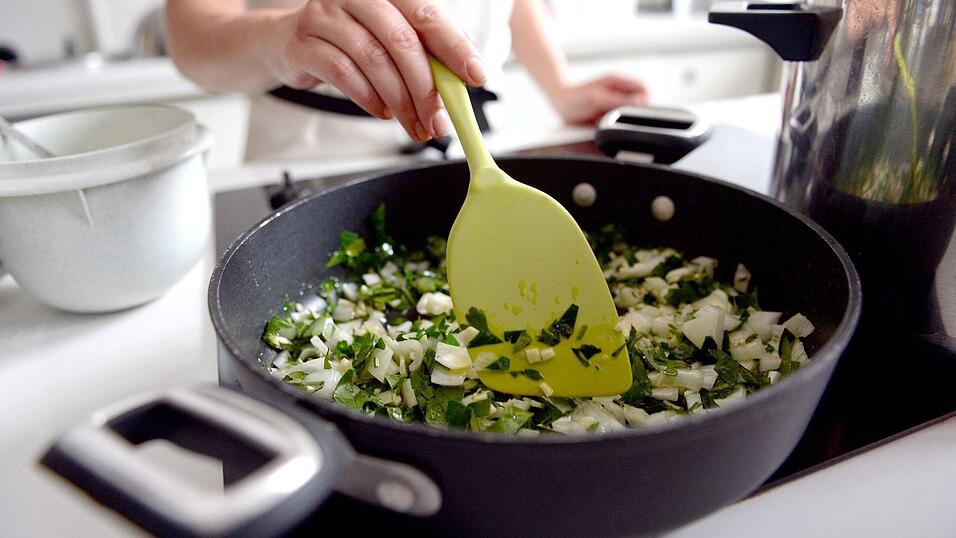 Wer kann heutzutage noch kochen? (Symbolbild)
