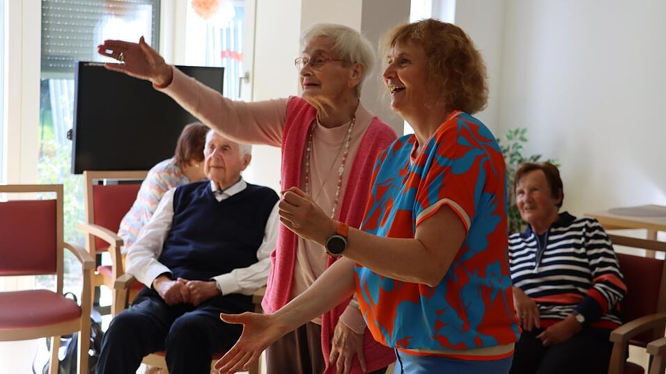 Mit Feuereifer sind die Senioren dabei. Falls eine helfende Hand gebraucht wird, ist Heike Adelhardt (2.v.r.) zur Stelle. Mit Feuereifer sind die Senioren dabei. Falls eine helfende Hand gebraucht wird, ist Heike Adelhardt (2.v.r.) zur Stelle.