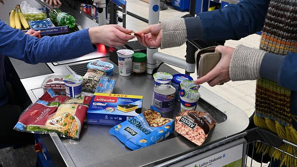 Viele Menschen in Deutschland kaufen mehrmals pro Woche Lebensmittel. (Symbolbild)
