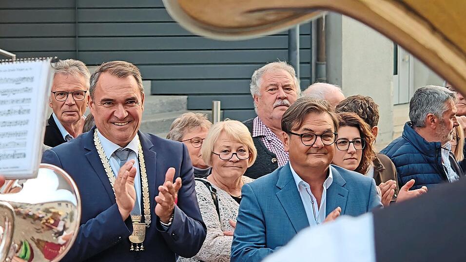 Nach der finalen Sitzung spielte die Stadtkapelle vor dem Rathaus.