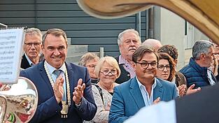 Nach der finalen Sitzung spielte die Stadtkapelle vor dem Rathaus.