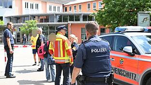 Der Täter hat möglicherweise auch eine Schusswaffe bei sich gehabt. Der Täter hat möglicherweise auch eine Schusswaffe bei sich gehabt.