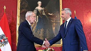 Österreichs Bundespräsident Alexander Van der Bellen (l.) hat am Dienstag den amtierenden Bundeskanzler Karl Nehammer (r.) mit der Bildung einer neuen Bundesregierung beauftragt - obwohl dessen ÖVP bei der Nationalratswahl nur den zweiten Platz erreicht hat.