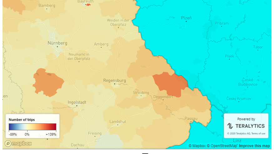 Je orangener, desto mehr Bewegung: Am 6. August 2020 waren die Regionen im Bayerischen Wald deutlich besser besucht als ein Jahr zuvor. In den St&auml;dten bewegte sich hingegen weniger.