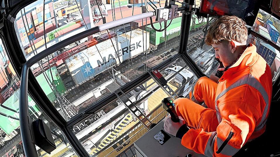 Azubi Rudolf G&uuml;nter steuert die Ladevorg&auml;nge in der gl&auml;sernen Kanzel des Portalkrans.