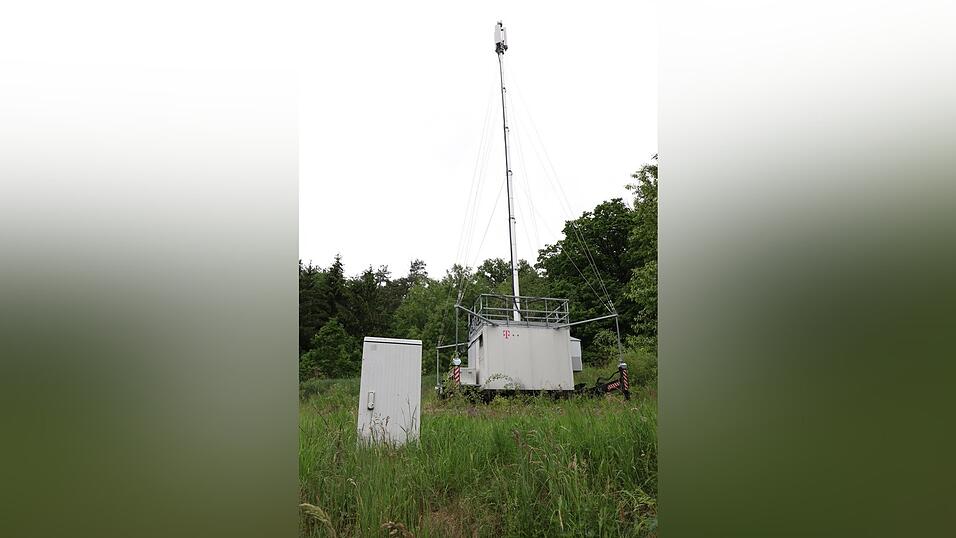 Seit Ende 2020 steht der mobile Funkmast in der Frauenzeller Straße. Der dauerhafte Turm am Hermannsberg lässt auf sich warten. Seit Ende 2020 steht der mobile Funkmast in der Frauenzeller Straße. Der dauerhafte Turm am Hermannsberg lässt auf sich warten.