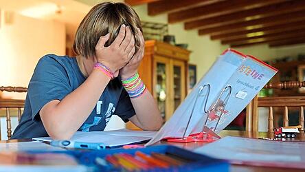 Immer mehr Kinder und Jugendliche sind verhaltensauffällig, weisen Entwicklungsstörungen auf und brauchen beispielsweise Unterstützung durch Schulbegleiter: Die Kosten dafür steigen im Landkreis Freising im kommenden Jahr um 2,24 Millionen Euro an.