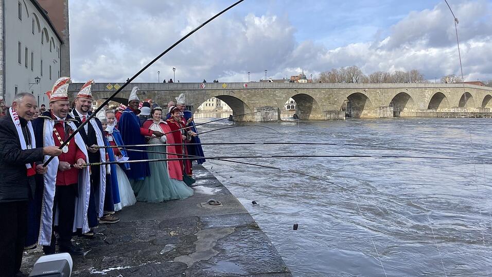 Bürgermeister Ludwig Artinger (von links) wusch mit Präsident Erich Lichtl, Vizepräsident Heinz Sager, den Prinzenpaaren und den Garden der Narragonia Geldbeutel in der Donau. Bürgermeister Ludwig Artinger (von links) wusch mit Präsident Erich Lichtl, Vizepräsident Heinz Sager, den Prinzenpaaren und den Garden der Narragonia Geldbeutel in der Donau.